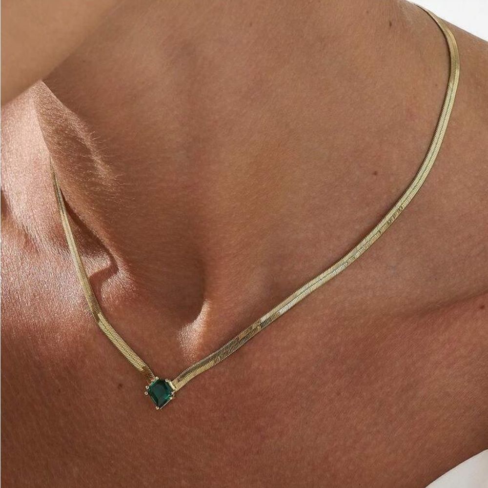 Elegant green stone center necklace R100